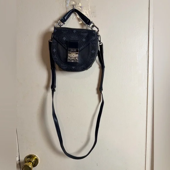 MCM Patricia shoulder bag in black Visetos monogram - Picture 2 of 15